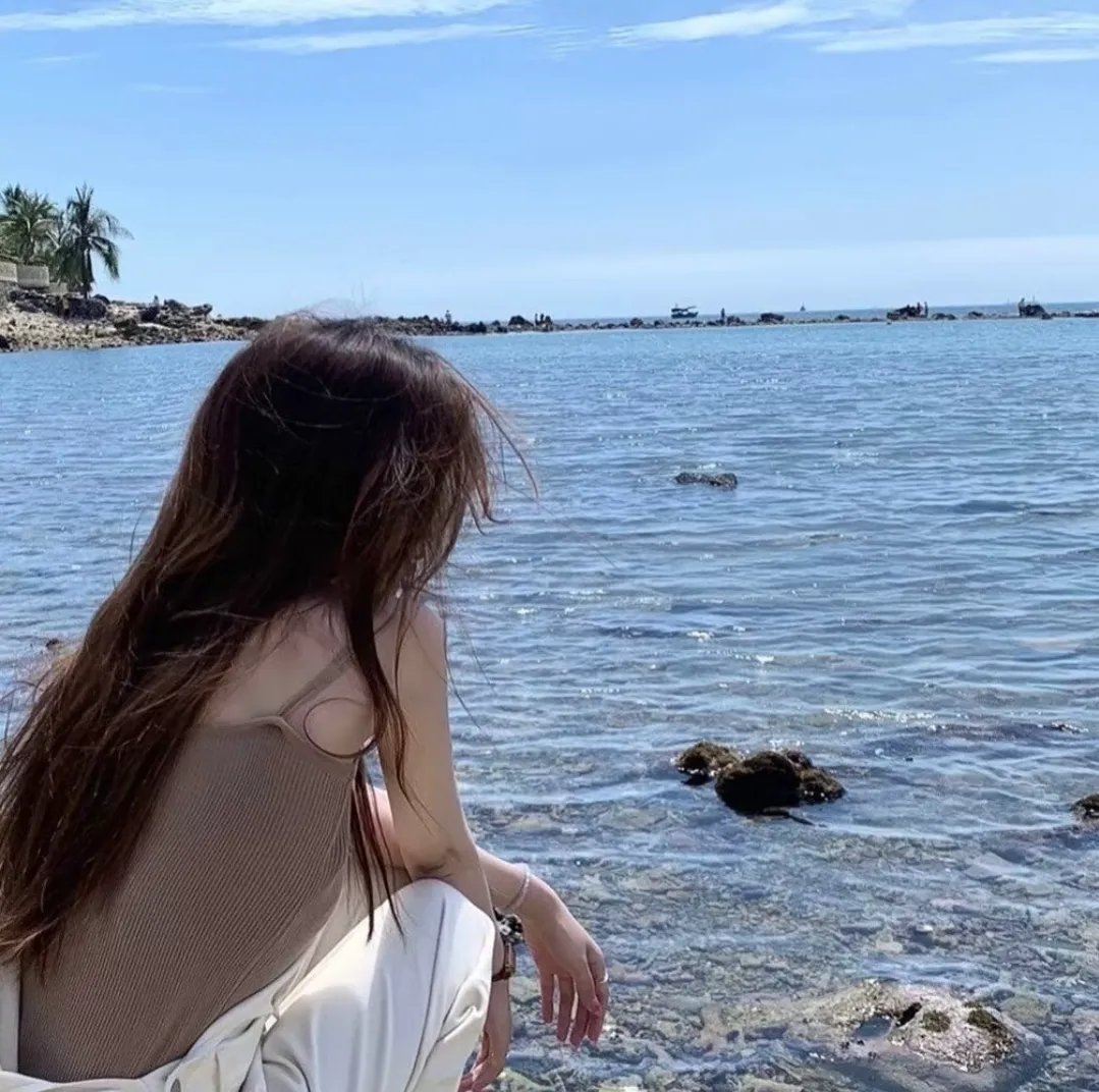 坐推土机的少女